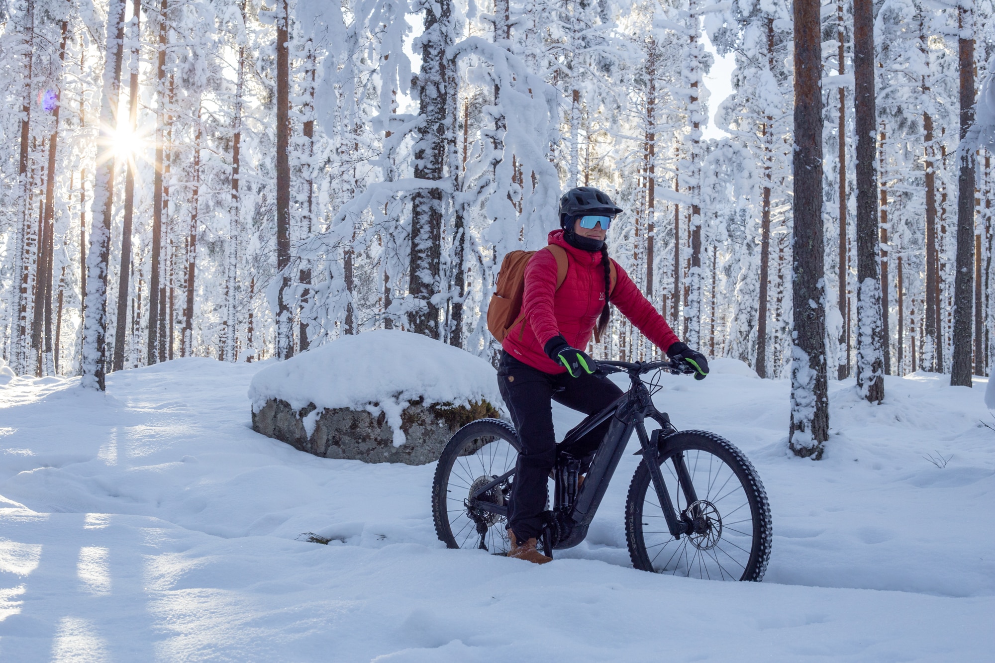 Henkilö pyöräilee talvella Himoksella