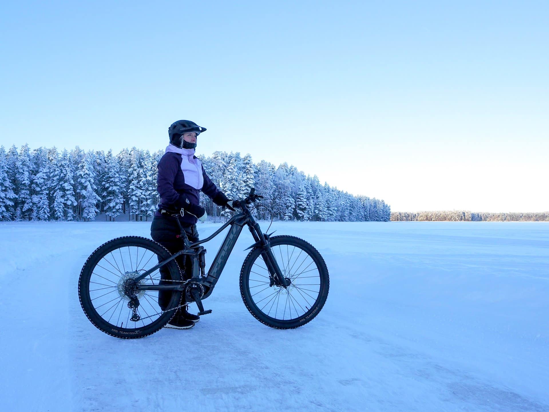 Henkilö pyörälenkillä Kankarisveden jäätiellä