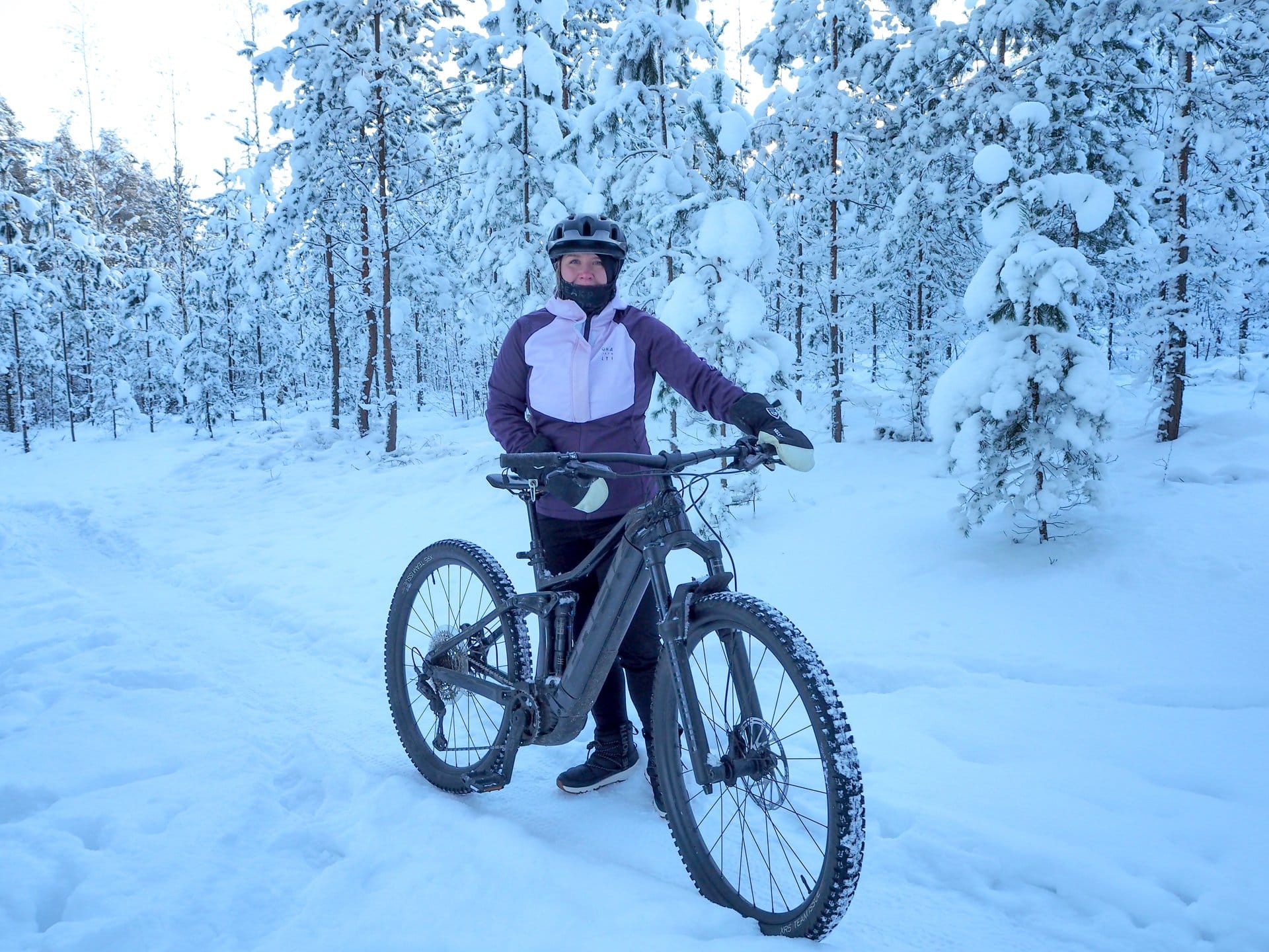 Pyöräilijä talvipolulla Jämsänkoskella