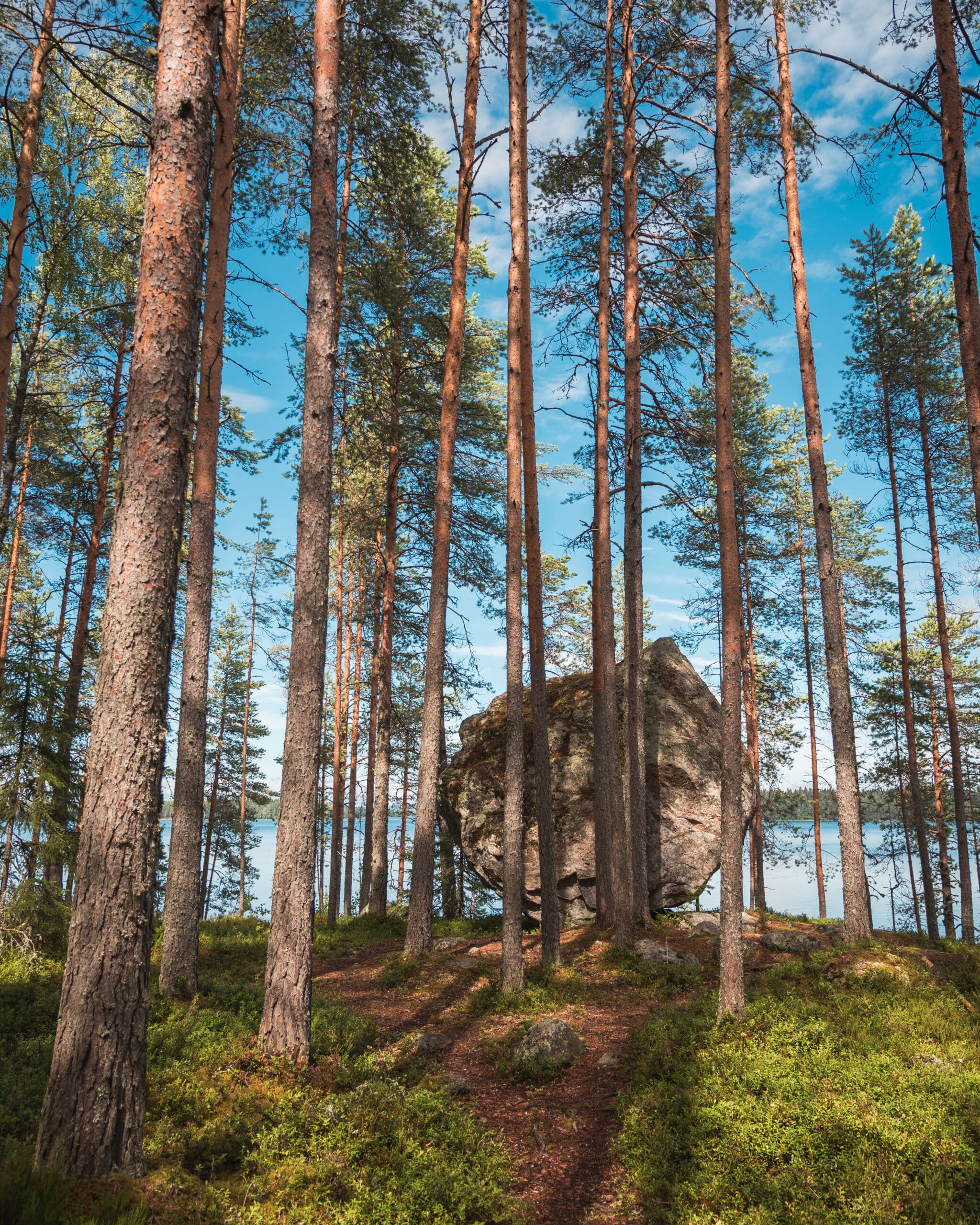 Suuri kivilohkare järven rannalla