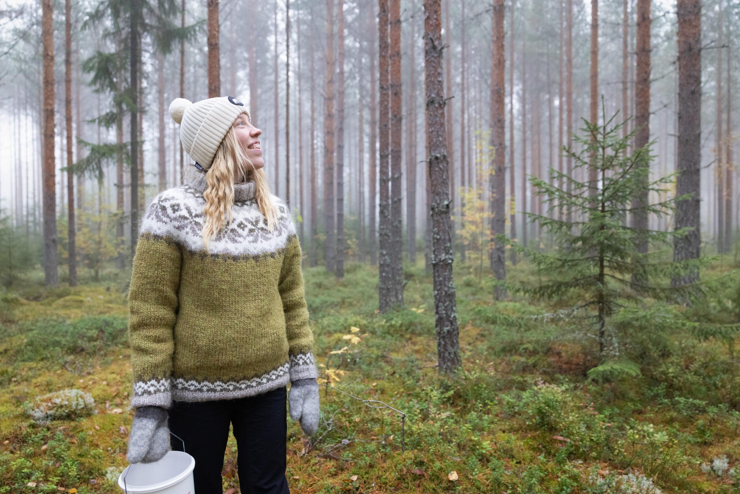 Henkilö metsässä syksyllä Himos-Jämsässä