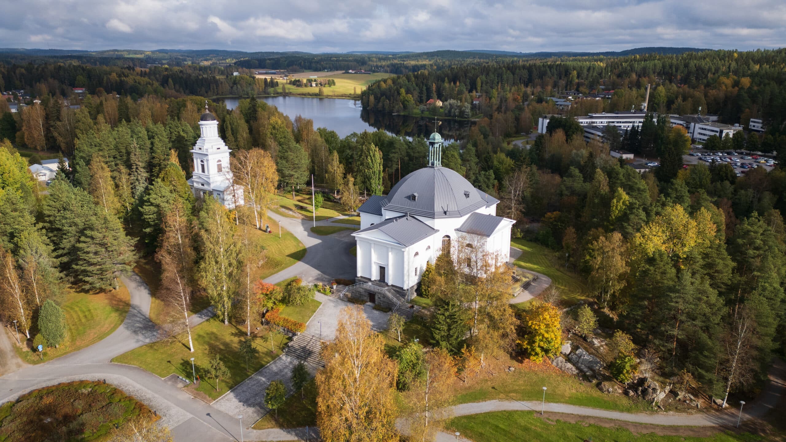 Ilmakuva Jämsän kirkosta syksyisenä päivänä